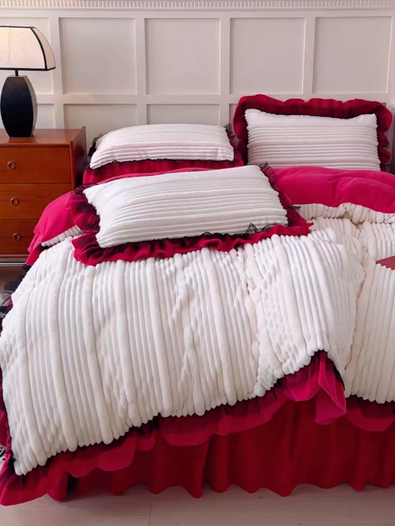 91家纺网 家纺一手货源 找家纺 （总）睡美人 2025新款牛奶绒韩版四件套子母条双边床裙床单款