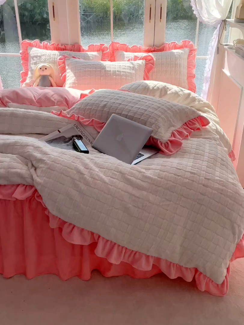 91家纺网 家纺一手货源 找家纺 睡美人 2025新款韩版方块兔绒牛奶绒床裙公主款四件套 方块兔绒-石榴红