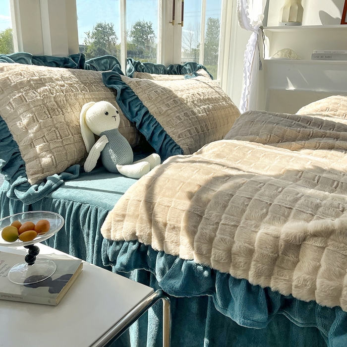 91家纺网 家纺一手货源 找家纺 睡美人 2025新款韩版方块兔绒牛奶绒床裙公主款四件套 方块兔绒-星空兰
