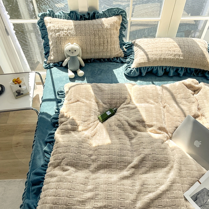 91家纺网 家纺一手货源 找家纺 睡美人 2025新款韩版方块兔绒牛奶绒床裙公主款四件套 方块兔绒-星空兰