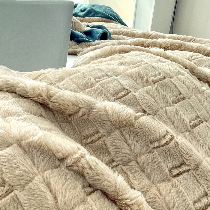 91家纺网 家纺一手货源 找家纺 睡美人 2025新款韩版方块兔绒牛奶绒床裙公主款四件套 方块兔绒-星空兰