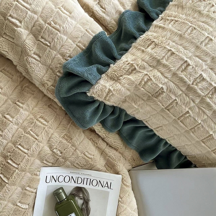 91家纺网 家纺一手货源 找家纺 睡美人 2025新款韩版方块兔绒牛奶绒床裙公主款四件套 方块兔绒-星空兰