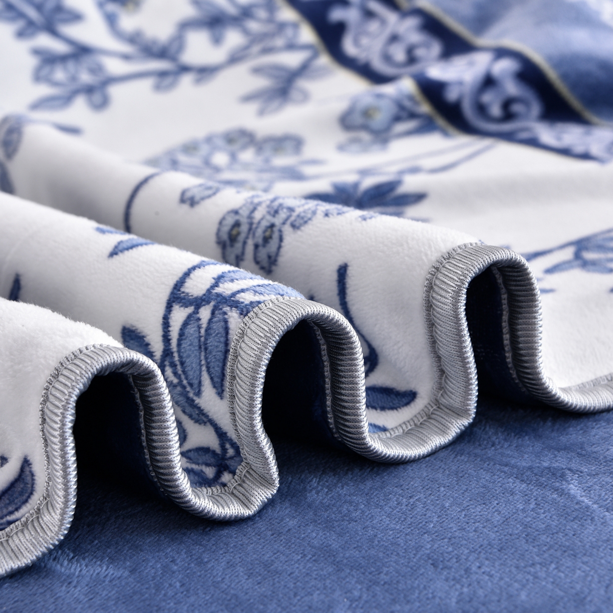 91家纺网 家纺一手货源 找家纺 启扬 2025直播爆款新款8.5斤加厚高克重牛奶绒四件套床裙款法莱绒宝宝绒金貂绒 相思叶语-蓝