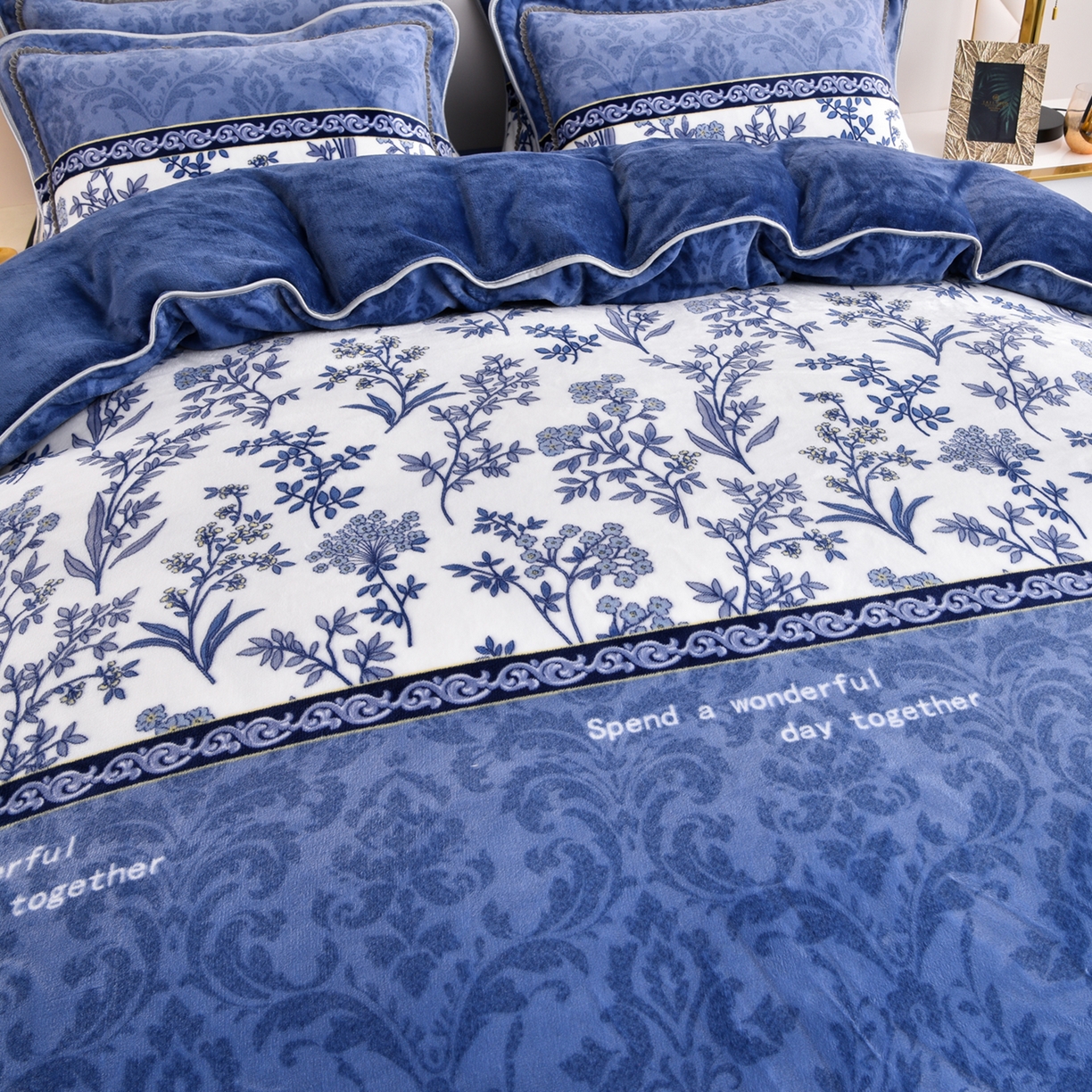 91家纺网 家纺一手货源 找家纺 启扬 2025直播爆款新款8.5斤加厚高克重牛奶绒四件套床裙款法莱绒宝宝绒金貂绒 相思叶语-蓝