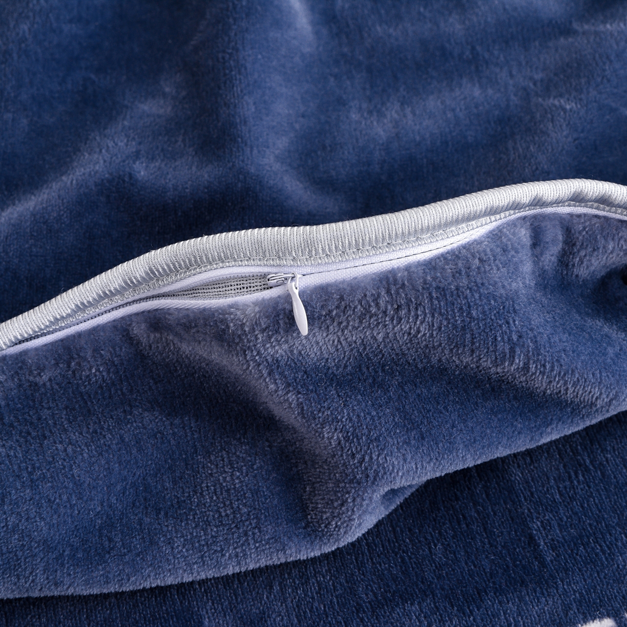 91家纺网 家纺一手货源 找家纺 启扬 2025直播爆款新款8.5斤加厚高克重牛奶绒四件套床裙款法莱绒宝宝绒金貂绒 幸运相伴