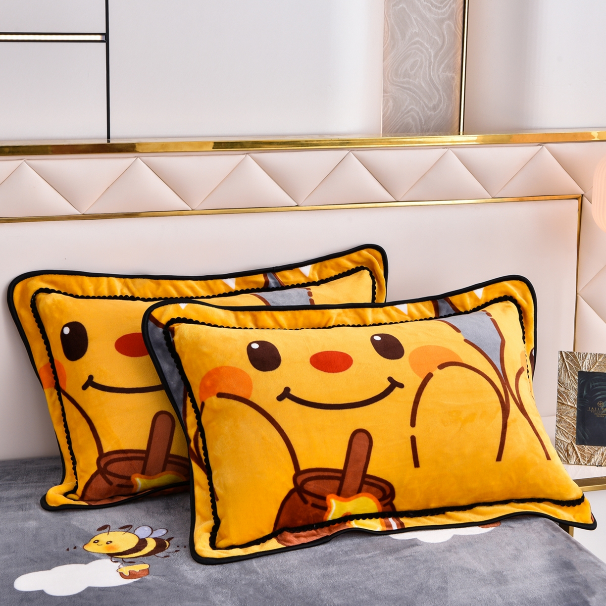 91家纺网 家纺一手货源 找家纺 启扬 2025直播爆款新款8.5斤加厚高克重牛奶绒四件套床裙款法莱绒宝宝绒金貂绒 调皮熊