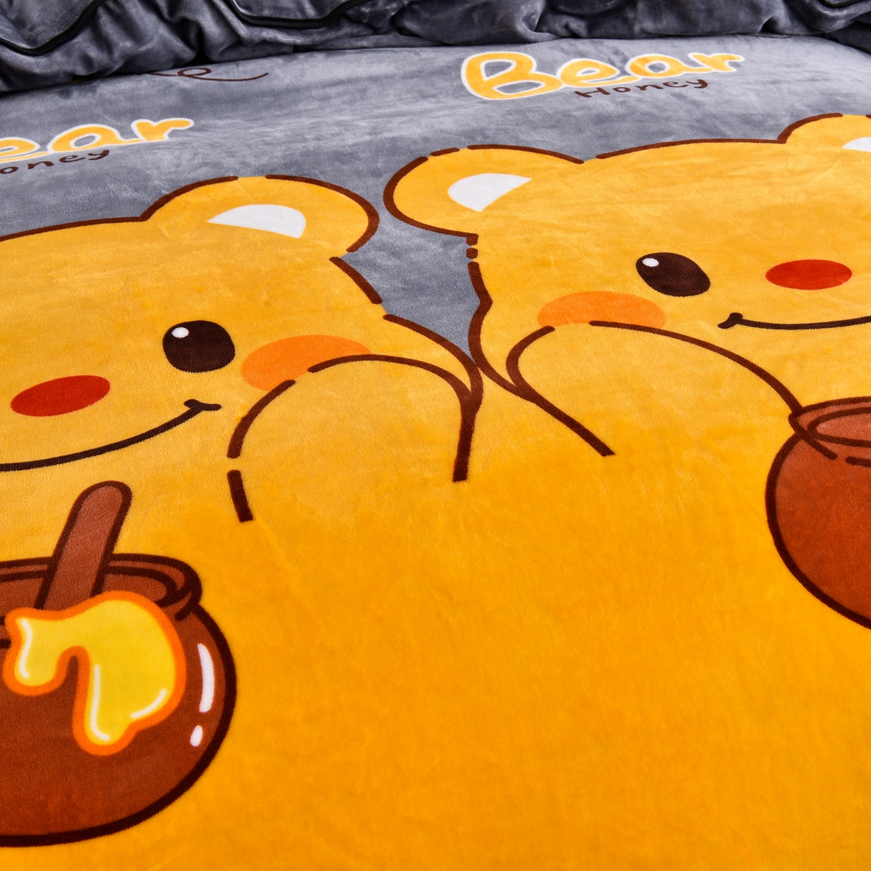 91家纺网 家纺一手货源 找家纺 启扬 2025直播爆款新款8.5斤加厚高克重牛奶绒四件套床裙款法莱绒宝宝绒金貂绒 调皮熊