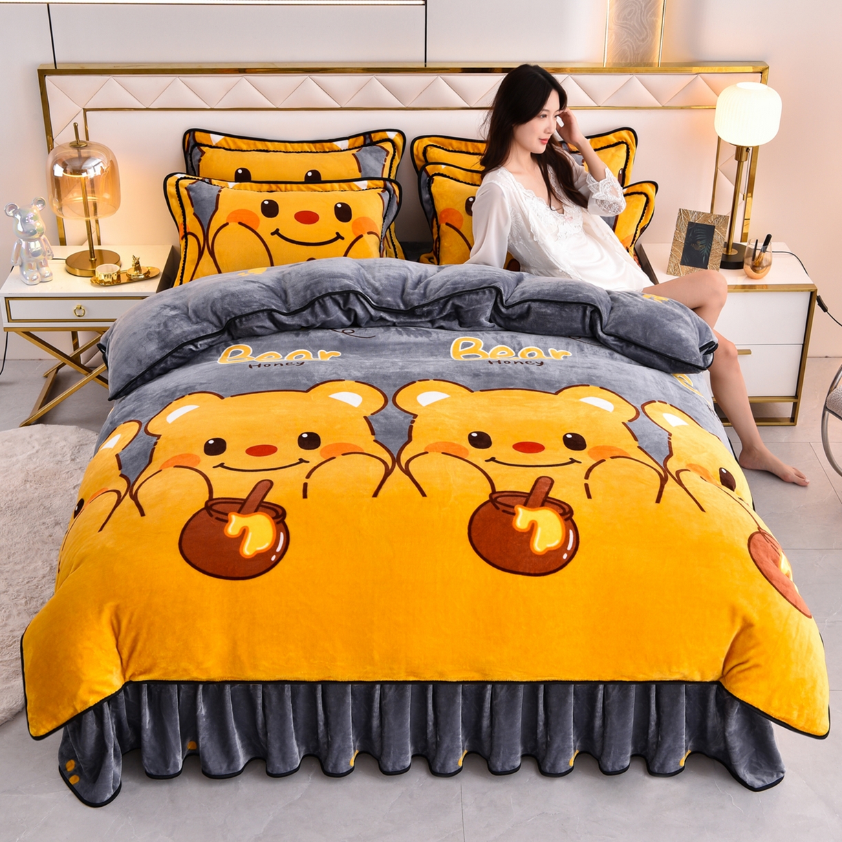 91家纺网 家纺一手货源 找家纺 启扬 2025直播爆款新款8.5斤加厚高克重牛奶绒四件套床裙款法莱绒宝宝绒金貂绒 调皮熊