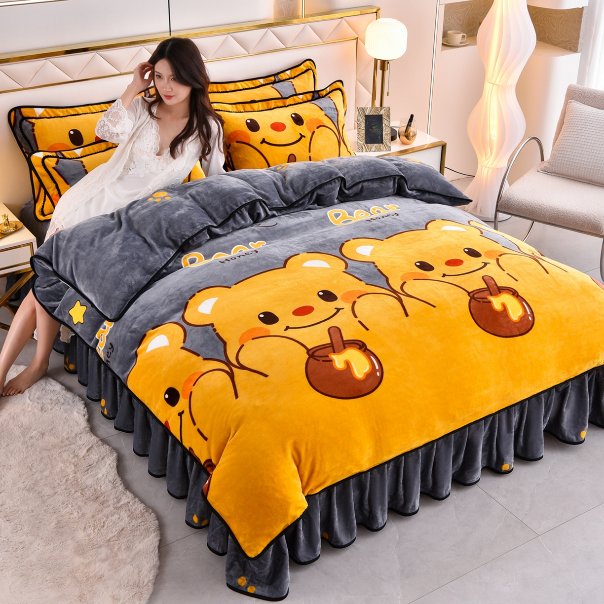 91家纺网 家纺一手货源 找家纺 启扬 2025直播爆款新款8.5斤加厚高克重牛奶绒四件套床裙款法莱绒宝宝绒金貂绒 调皮熊