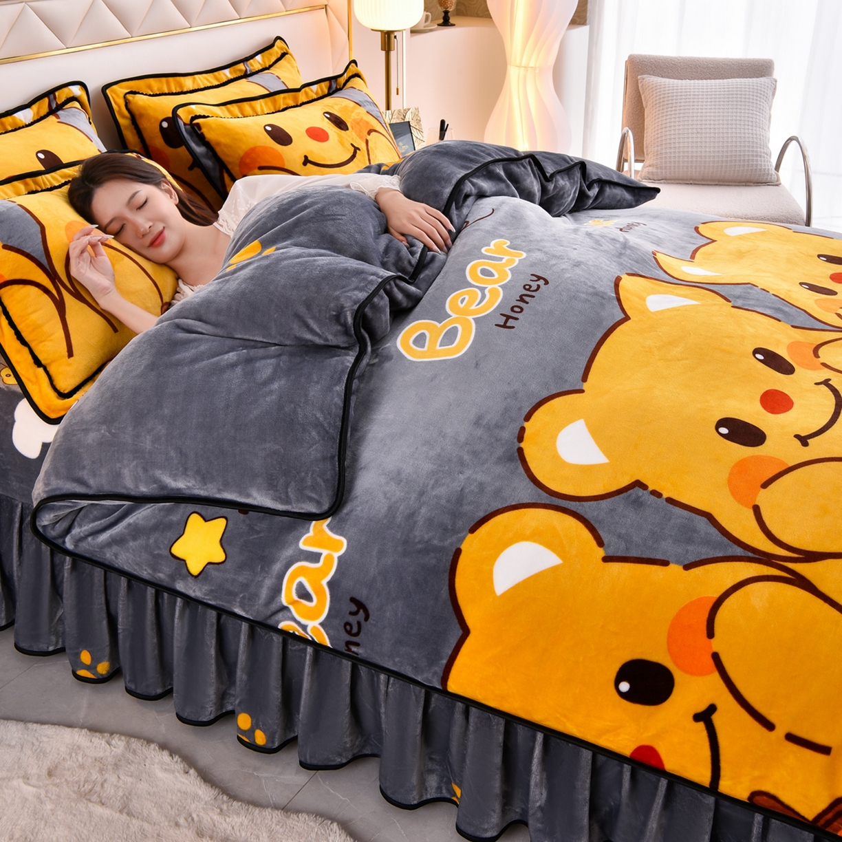 91家纺网 家纺一手货源 找家纺 启扬 2025直播爆款新款8.5斤加厚高克重牛奶绒四件套床裙款法莱绒宝宝绒金貂绒 调皮熊