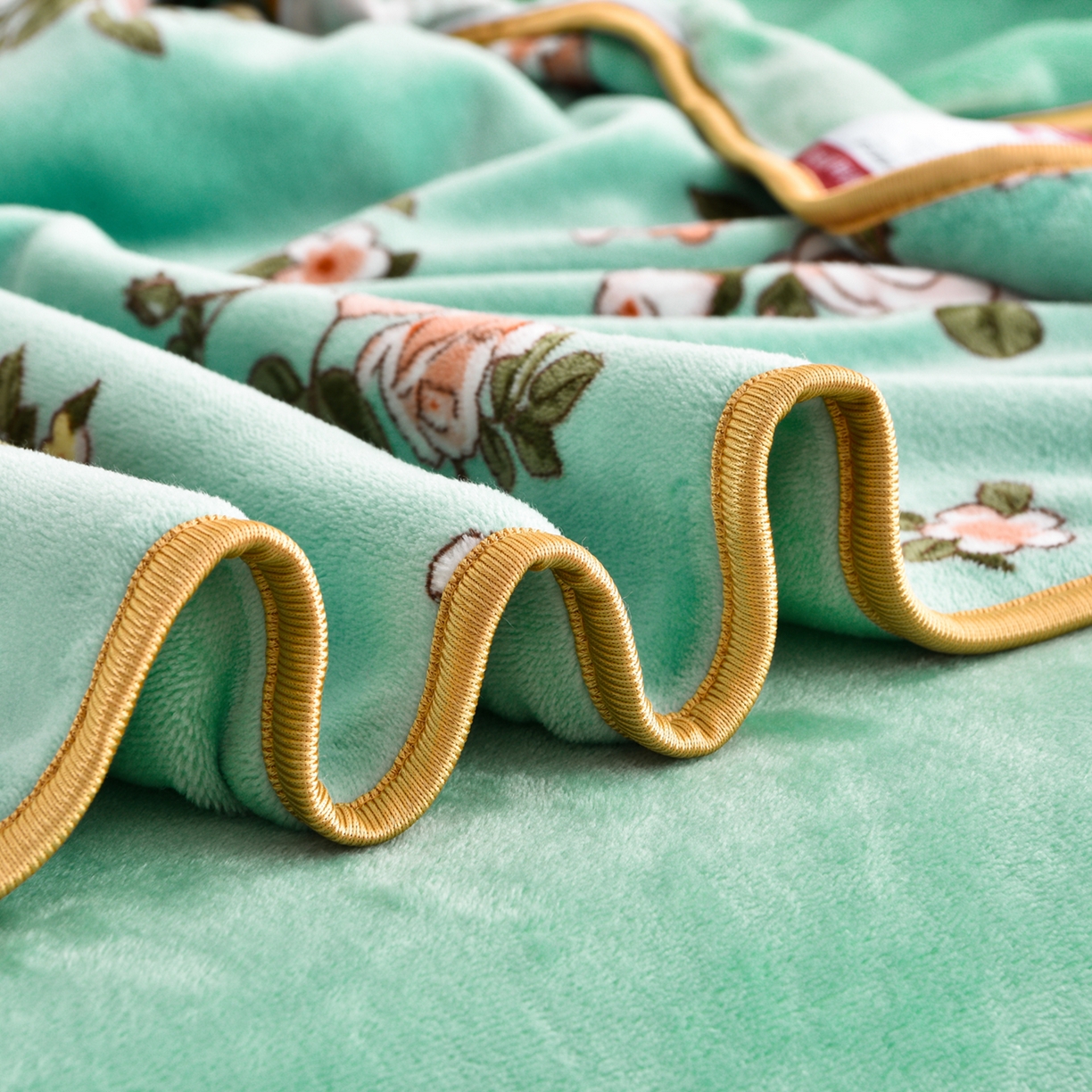 91家纺网 家纺一手货源 找家纺 启扬 2025直播爆款新款8.5斤加厚高克重牛奶绒四件套床裙款法莱绒宝宝绒金貂绒 花漫里