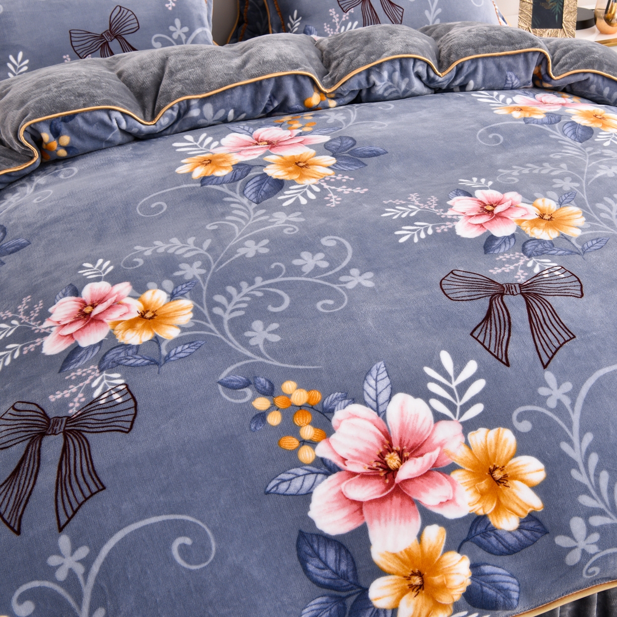 91家纺网 家纺一手货源 找家纺 启扬 2025直播爆款新款8.5斤加厚高克重牛奶绒四件套床裙款法莱绒宝宝绒金貂绒 暗香花语