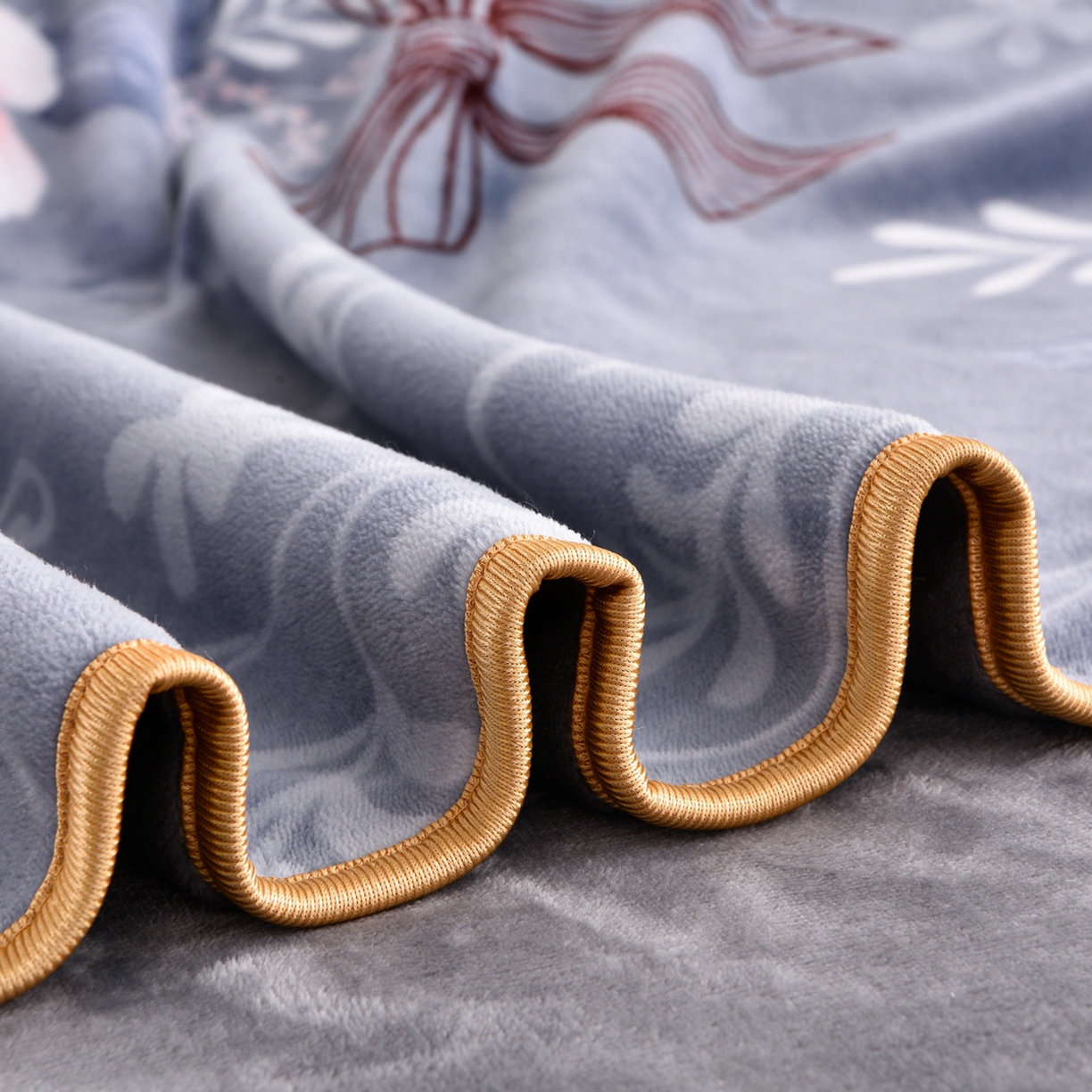 91家纺网 家纺一手货源 找家纺 启扬 2025直播爆款新款8.5斤加厚高克重牛奶绒四件套床裙款法莱绒宝宝绒金貂绒 暗香花语