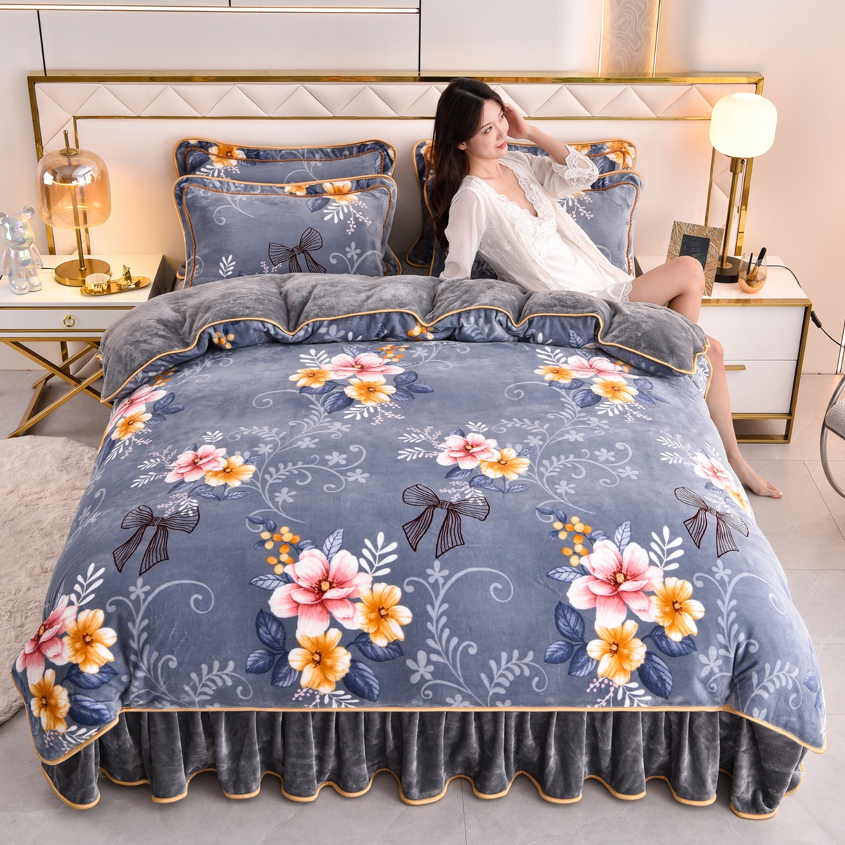 91家纺网 家纺一手货源 找家纺 启扬 2025直播爆款新款8.5斤加厚高克重牛奶绒四件套床裙款法莱绒宝宝绒金貂绒 暗香花语