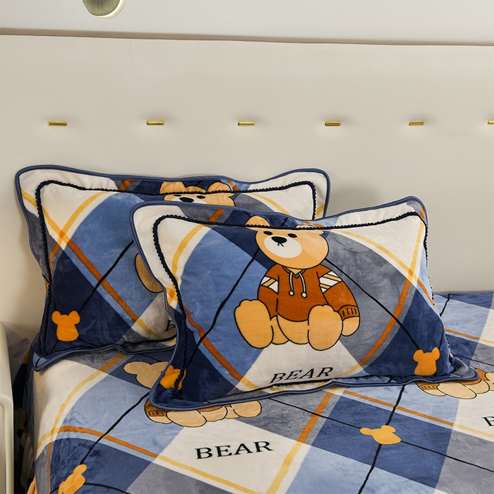 91家纺网 家纺一手货源 找家纺 启扬 2025直播爆款新款8.5斤加厚高克重牛奶绒四件套床裙款法莱绒宝宝绒金貂绒 英伦熊