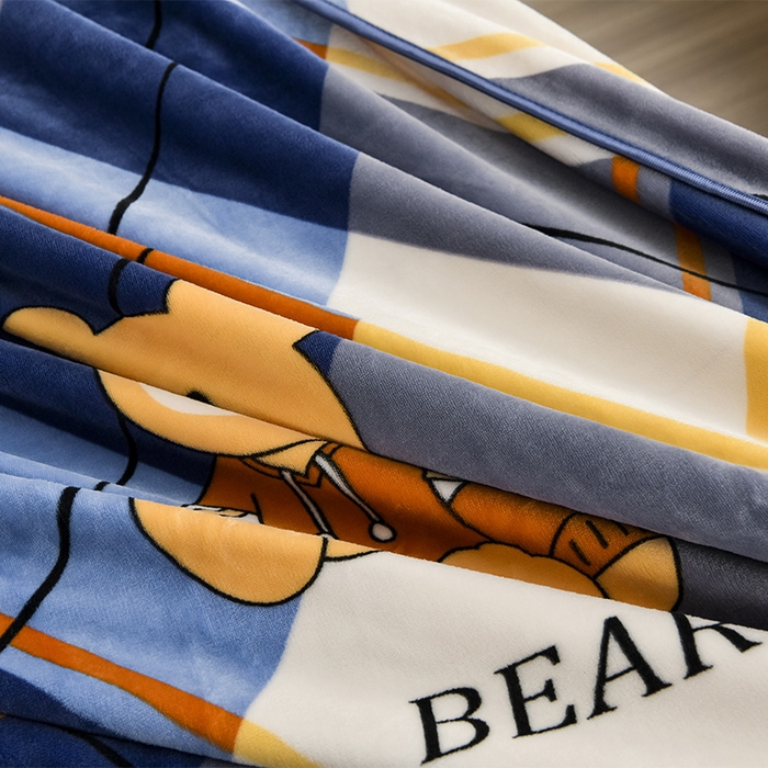 91家纺网 家纺一手货源 找家纺 启扬 2025直播爆款新款8.5斤加厚高克重牛奶绒四件套床裙款法莱绒宝宝绒金貂绒 英伦熊