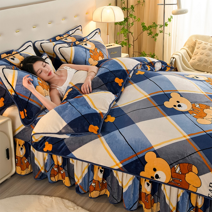 91家纺网 家纺一手货源 找家纺 启扬 2025直播爆款新款8.5斤加厚高克重牛奶绒四件套床裙款法莱绒宝宝绒金貂绒 英伦熊