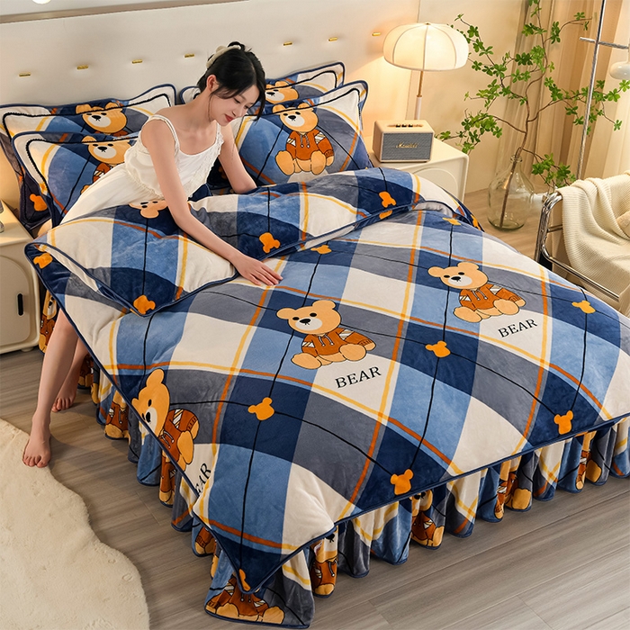 91家纺网 家纺一手货源 找家纺 启扬 2025直播爆款新款8.5斤加厚高克重牛奶绒四件套床裙款法莱绒宝宝绒金貂绒 英伦熊