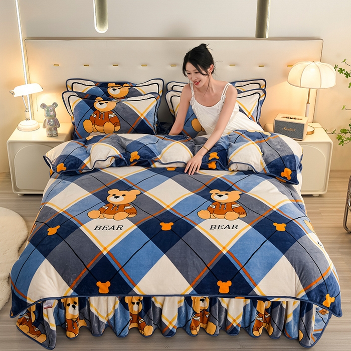 91家纺网 家纺一手货源 找家纺 启扬 2025直播爆款新款8.5斤加厚高克重牛奶绒四件套床裙款法莱绒宝宝绒金貂绒 英伦熊