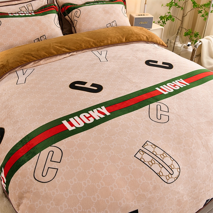 91家纺网 家纺一手货源 找家纺 启扬 2025直播爆款新款8.5斤加厚高克重牛奶绒四件套床裙款法莱绒宝宝绒金貂绒 英伦时尚