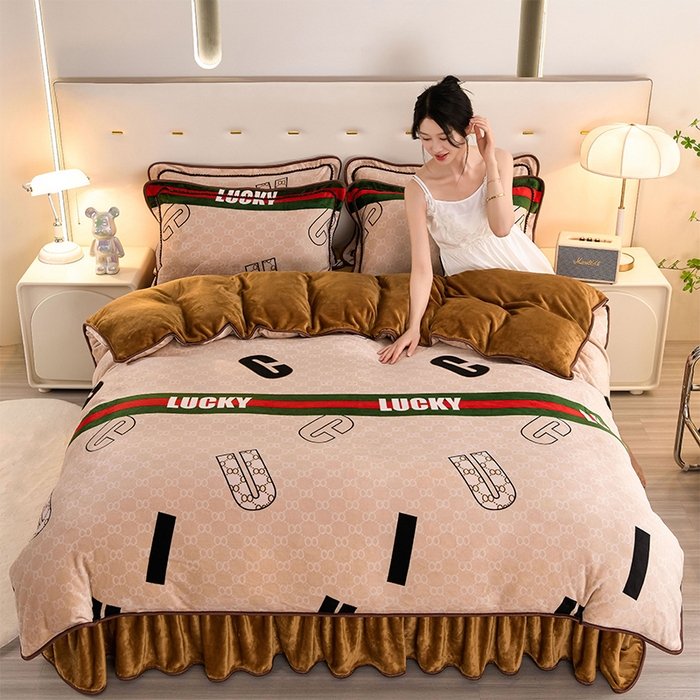 91家纺网 家纺一手货源 找家纺 启扬 2025直播爆款新款8.5斤加厚高克重牛奶绒四件套床裙款法莱绒宝宝绒金貂绒 英伦时尚