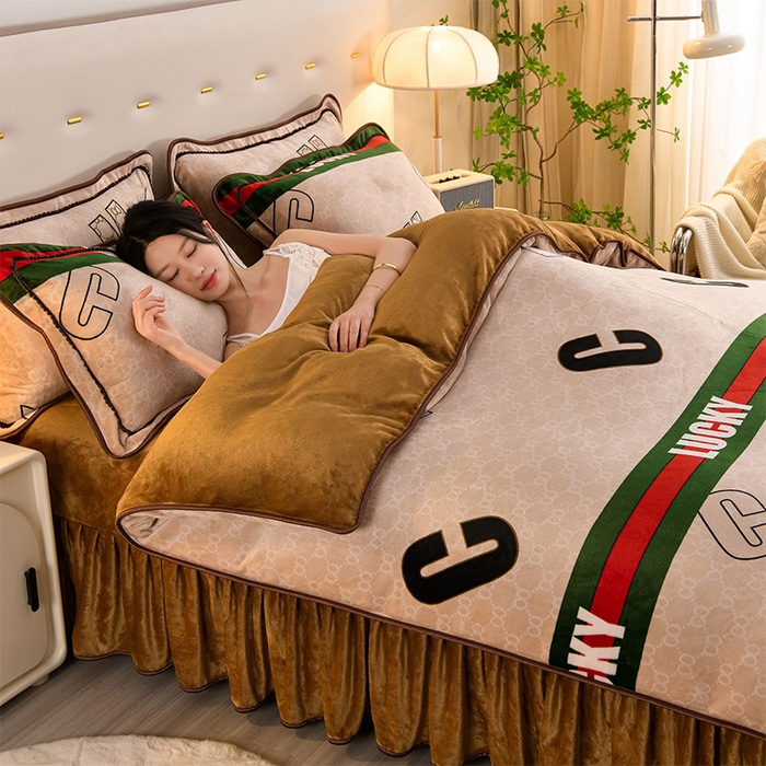 91家纺网 家纺一手货源 找家纺 启扬 2025直播爆款新款8.5斤加厚高克重牛奶绒四件套床裙款法莱绒宝宝绒金貂绒 英伦时尚