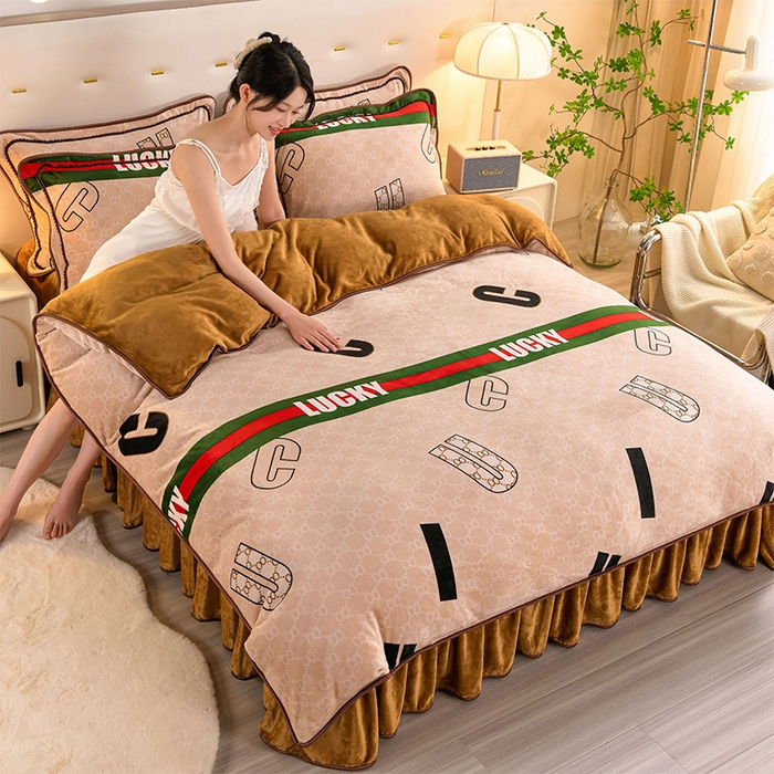 91家纺网 家纺一手货源 找家纺 启扬 2025直播爆款新款8.5斤加厚高克重牛奶绒四件套床裙款法莱绒宝宝绒金貂绒 英伦时尚