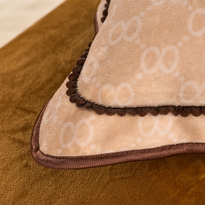 91家纺网 家纺一手货源 找家纺 启扬 2025直播爆款新款8.5斤加厚高克重牛奶绒四件套床裙款法莱绒宝宝绒金貂绒 英伦时尚