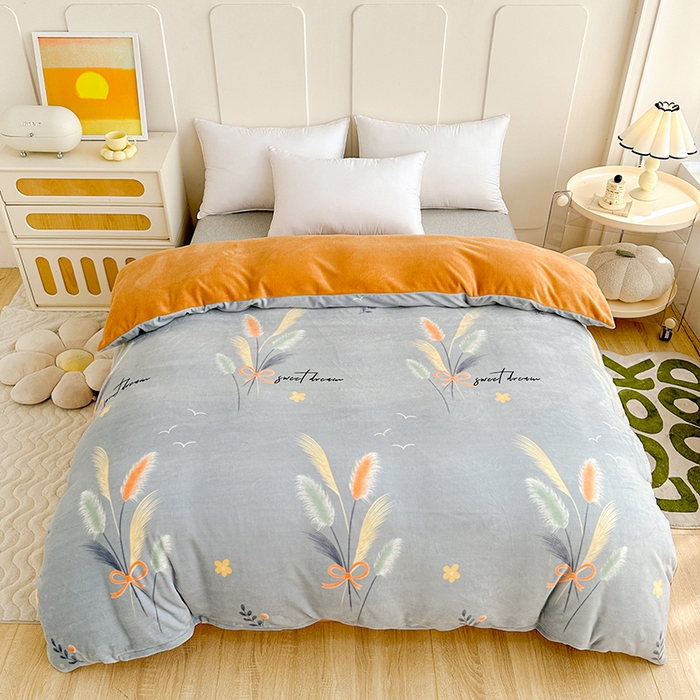 91家纺网 家纺一手货源 找家纺 家贝爱 2025新款A类牛奶绒印花四件套 情人草-灰