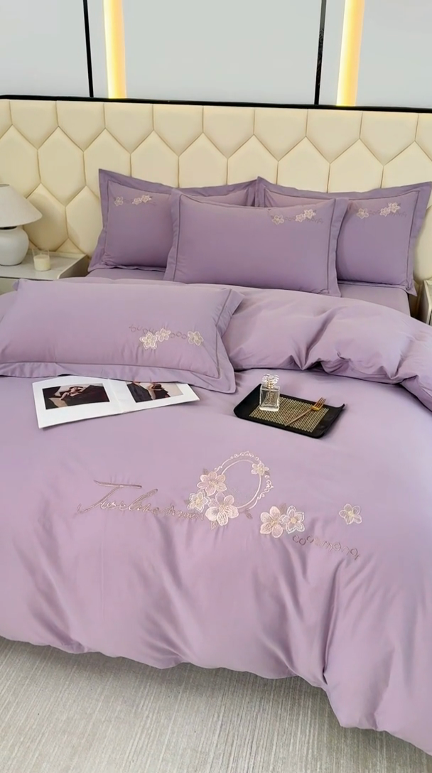 91家纺网 家纺一手货源 找家纺 江南春家纺 【柔-轻密】2025秋冬133x76高精密刺绣100%全棉四件套 【柔-轻密】春漫-冷雾紫