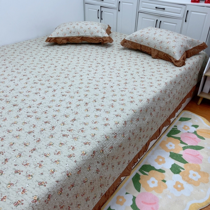 91家纺网 家纺一手货源 找家纺 暖居 2025新款纯棉绗缝夹棉榻榻米支持定制防滑全棉印花小碎花农村大炕盖三件套系列 摩登浅咖