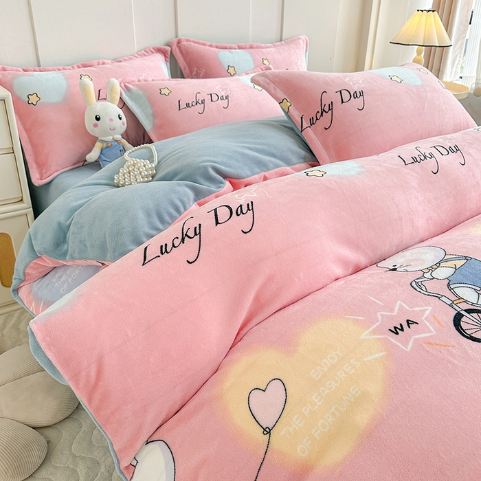 91家纺网 家纺一手货源 找家纺 家贝爱 2025新款A类牛奶绒印花四件套 哈喽小兔-粉