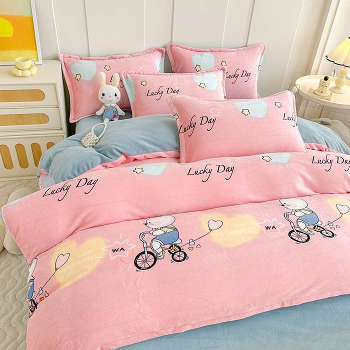 91家纺网 家纺一手货源 找家纺 家贝爱 2025新款A类牛奶绒印花四件套 哈喽小兔-粉