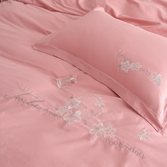 91家纺网 家纺一手货源 找家纺 江南春家纺 【柔-轻密】2025秋冬133x76高精密刺绣100%全棉四件套 【柔-轻密】春漫-海棠柚