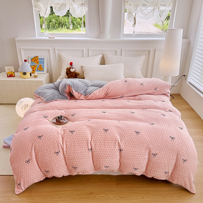 91家纺网 家纺一手货源 找家纺 家贝爱 2025新款A类牛奶绒印花四件套 波点蝴蝶结