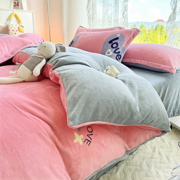 91家纺网 家纺一手货源 找家纺 家贝爱 2025新款A类牛奶绒印花四件套 心相随