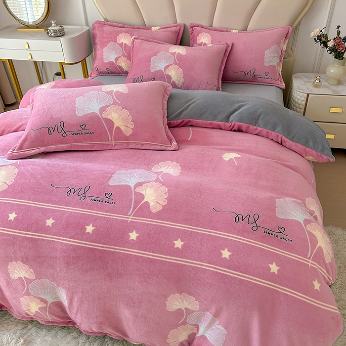 91家纺网 家纺一手货源 找家纺 家贝爱 2025新款A类牛奶绒印花四件套 叶叶丝语豆沙