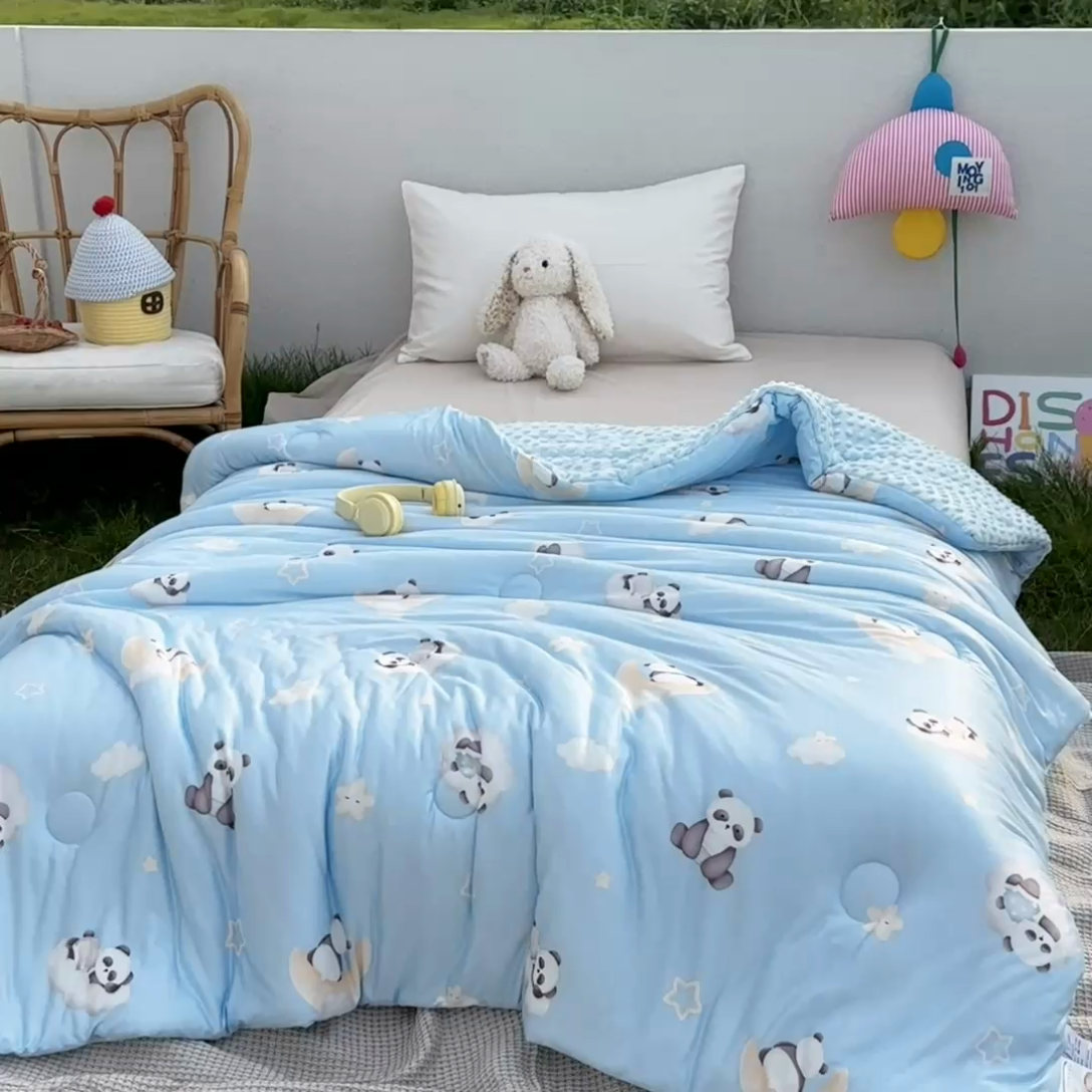 91家纺网 家纺一手货源 找家纺 小芽家居 2025新款儿童豆豆被被子被芯 熊猫乐园-蓝
