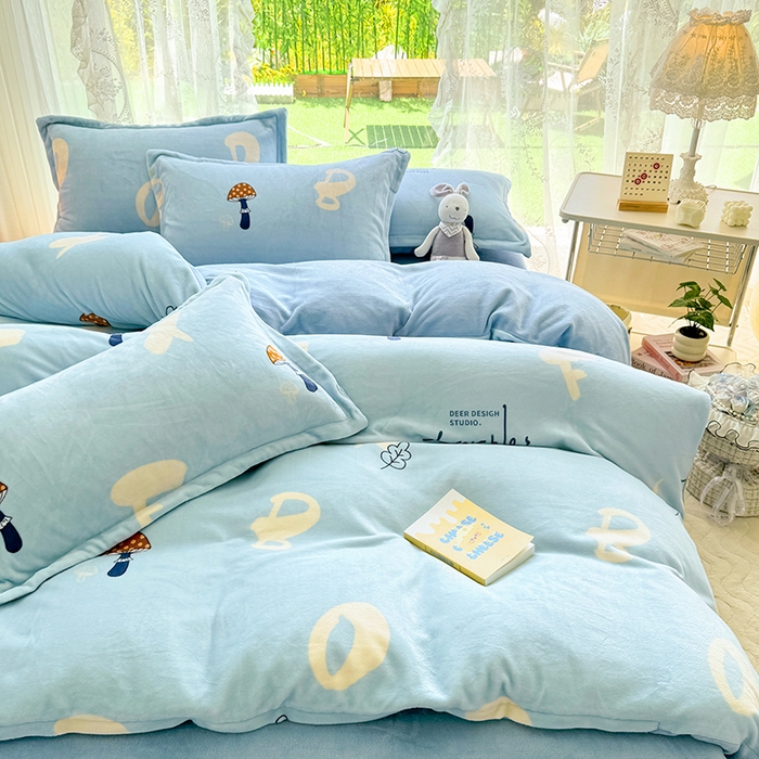 91家纺网 家纺一手货源 找家纺 家贝爱 2025新款A类牛奶绒印花四件套 字母蘑菇