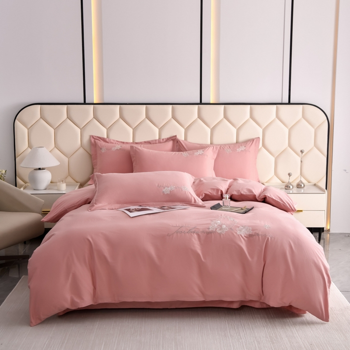 91家纺网 家纺一手货源 找家纺 江南春家纺 【柔-轻密】2025秋冬133x76高精密刺绣100%全棉四件套 【柔-轻密】春漫-海棠柚