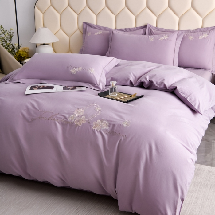 91家纺网 家纺一手货源 找家纺 江南春家纺 【柔-轻密】2025秋冬133x76高精密刺绣100%全棉四件套 【柔-轻密】春漫-冷雾紫