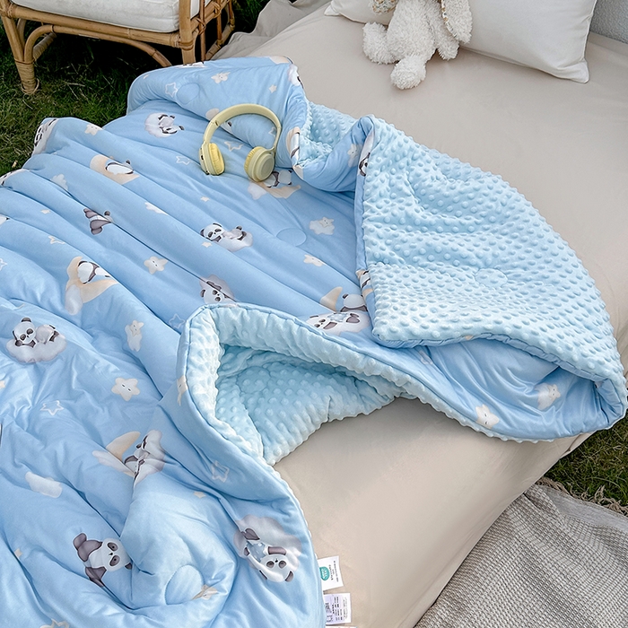 91家纺网 家纺一手货源 找家纺 小芽家居 2025新款儿童豆豆被被子被芯 熊猫乐园-蓝