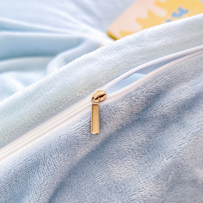 91家纺网 家纺一手货源 找家纺 家贝爱 2025新款A类牛奶绒印花四件套 字母蘑菇