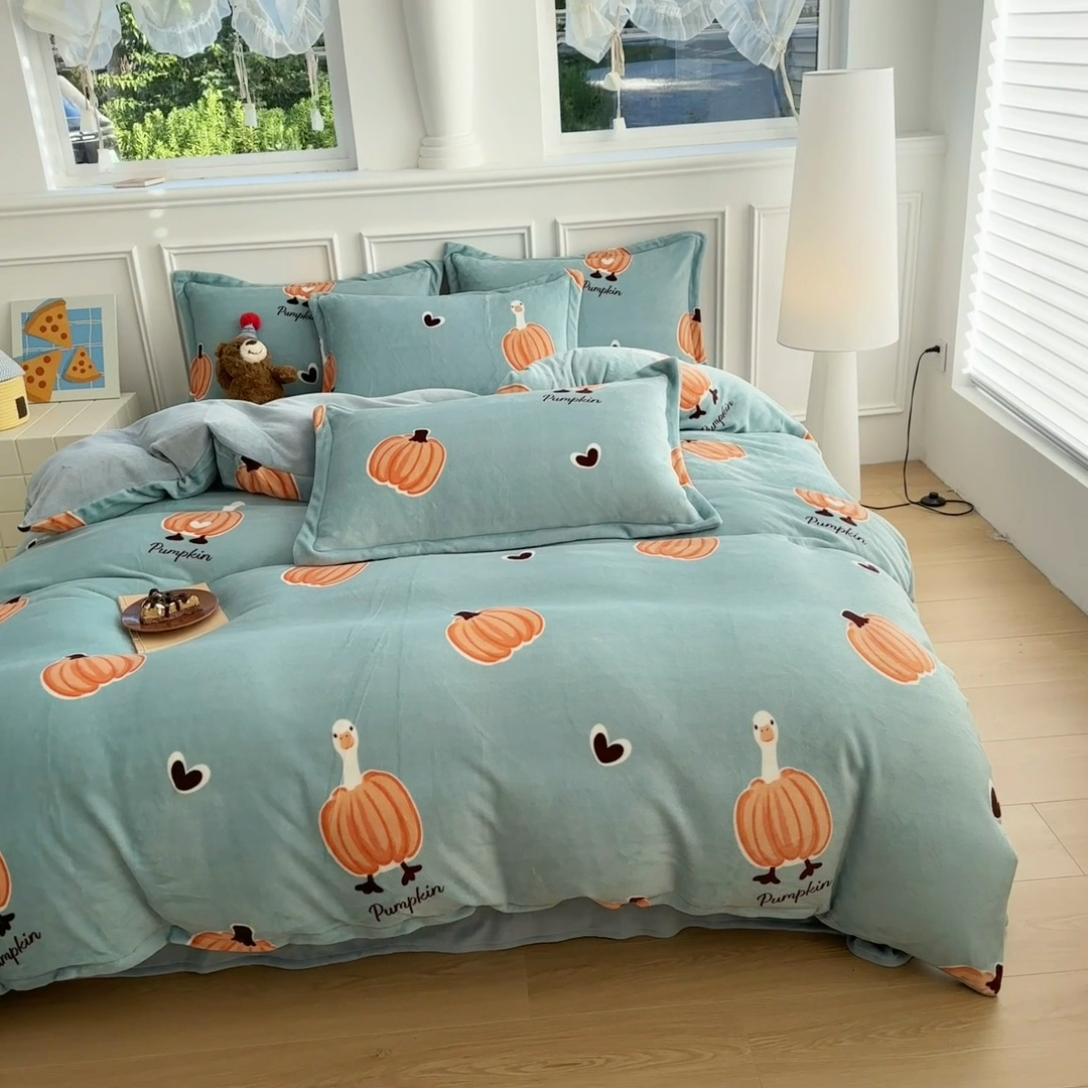 91家纺网 家纺一手货源 找家纺 家贝爱 2025新款A类牛奶绒印花四件套 南瓜派对