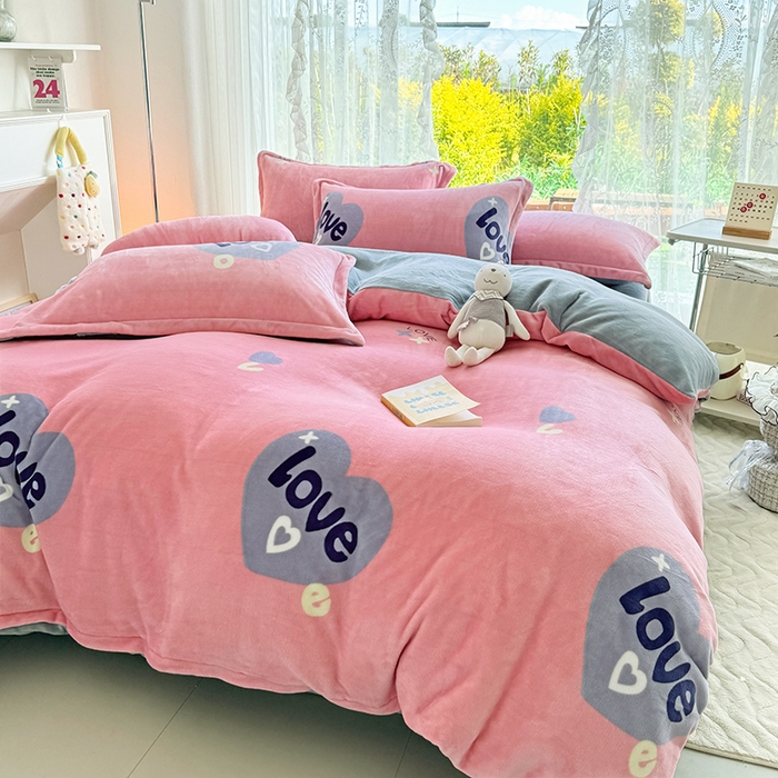 91家纺网 家纺一手货源 找家纺 家贝爱 2025新款A类牛奶绒印花四件套 心相随