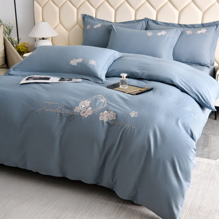 91家纺网 家纺一手货源 找家纺 江南春家纺 【柔-轻密】2025秋冬133x76高精密刺绣100%全棉四件套 【柔-轻密】春漫-晴山蓝