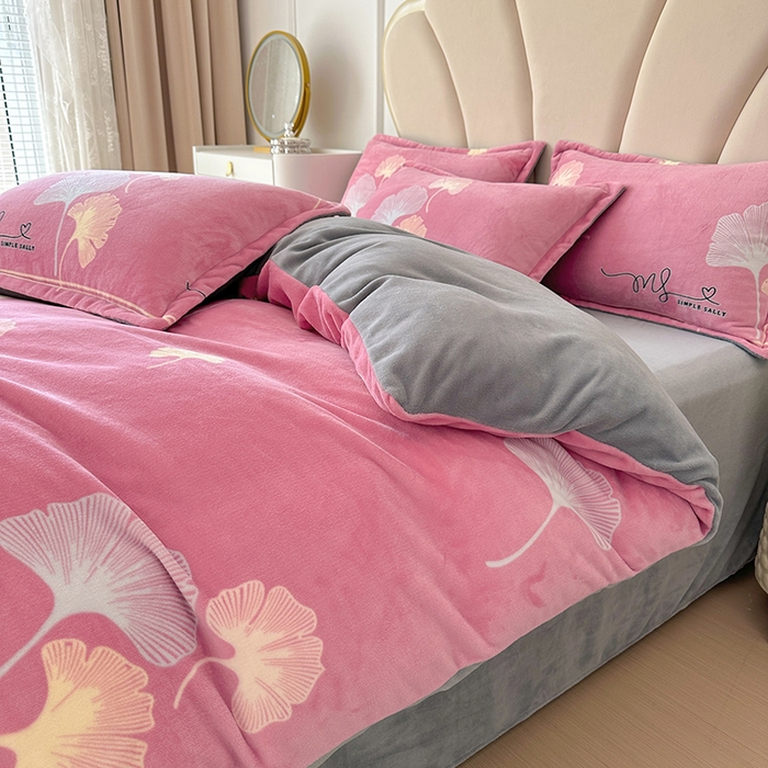 91家纺网 家纺一手货源 找家纺 家贝爱 2025新款A类牛奶绒印花四件套 叶叶丝语豆沙