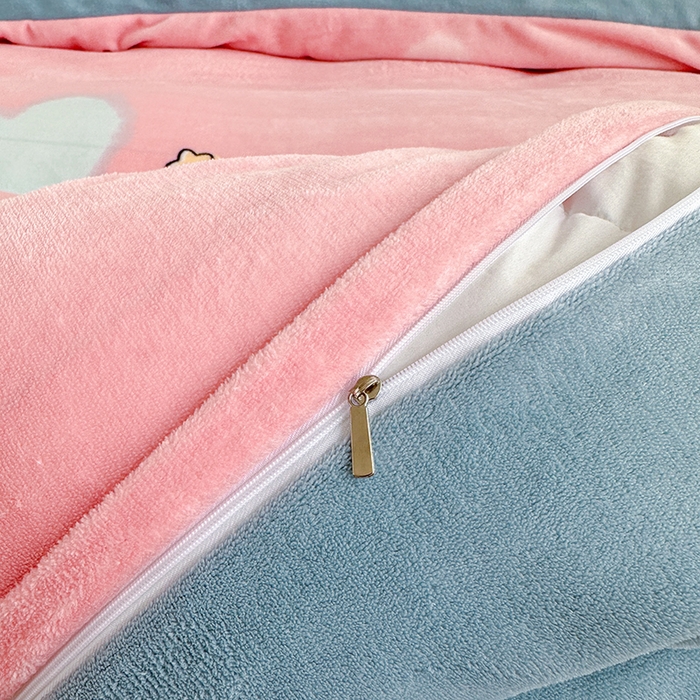 91家纺网 家纺一手货源 找家纺 家贝爱 2025新款A类牛奶绒印花四件套 哈喽小兔-粉