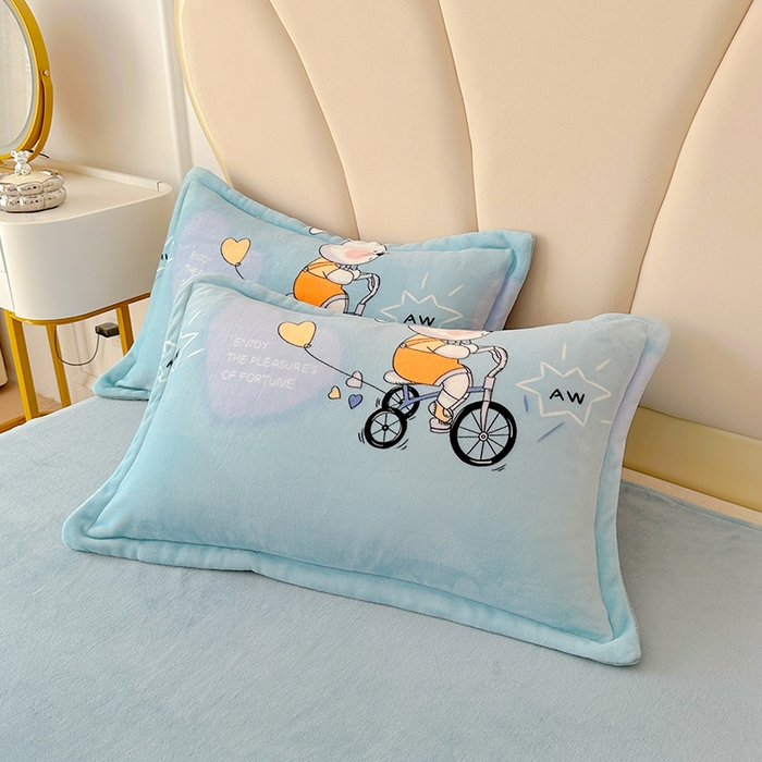 91家纺网 家纺一手货源 找家纺 家贝爱 2025新款A类牛奶绒印花四件套 哈喽小兔蓝