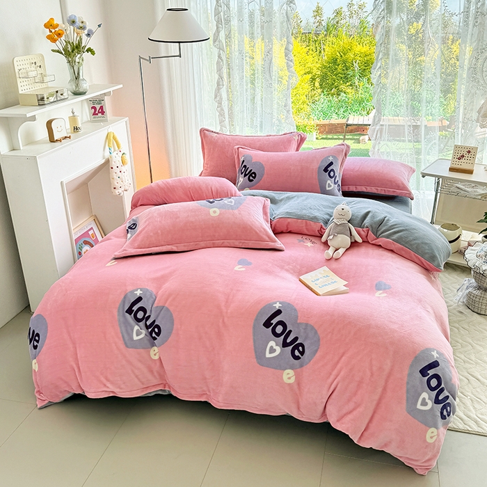 91家纺网 家纺一手货源 找家纺 家贝爱 2025新款A类牛奶绒印花四件套 心相随